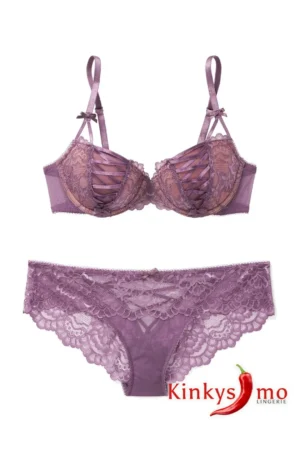 Conjunto de lencería Enny lavanda en satín y algodón sobre fondo blanco